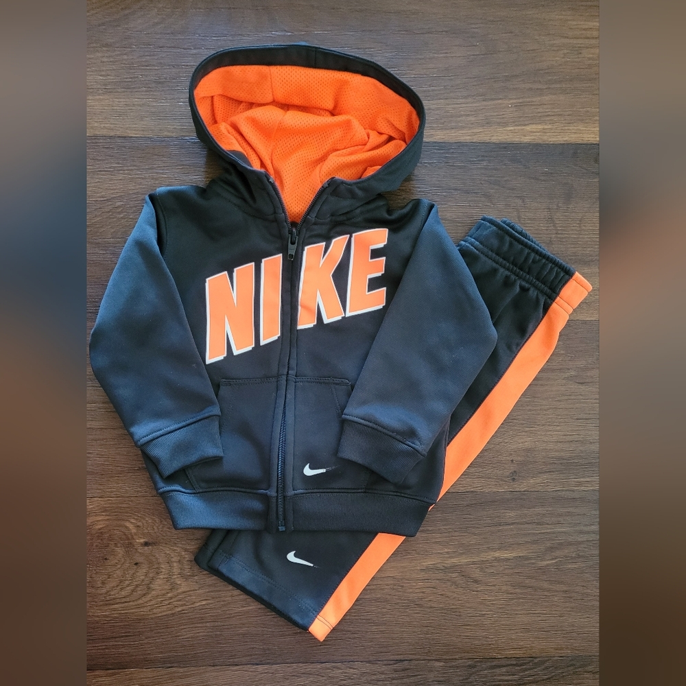 Nike Therma-Fit 2 Piece Sweatsuit, Toddler Size 18M, Graphite & Neon Orange.